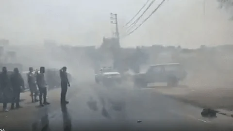 اندلاع حريق ضخم في منطقة صناعية جنوبي لبنان