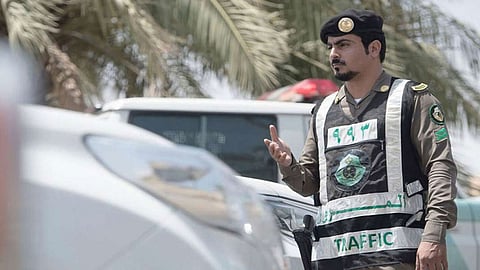 «المرور»: لا يجوز قيادة مركبة بلوحات غير واضحة أو تالفة