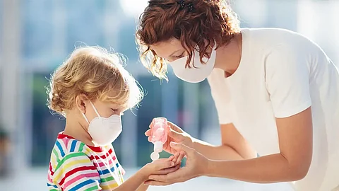 دراسة تكشف كيف أثرت قيود كورونا على نظر الأطفال