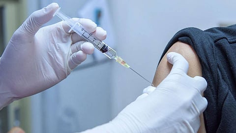 «الصحة» توصي بجرعتي لقاح كورونا للوقاية من متحورات الفيروس