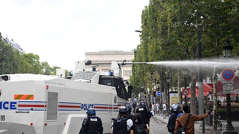 اشتباكات بين الشرطة الفرنسية ورافضي التطعيم الإجباري بلقاح كورونا