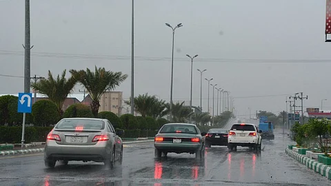 أمطار غزيرة على عسير والباحة ورعدية في نجران