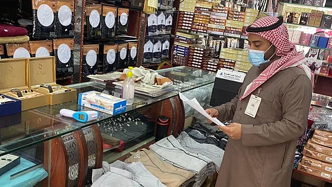 ضبط 1372 مخالفة لأنظمة العمل في عسير خلال يوليو