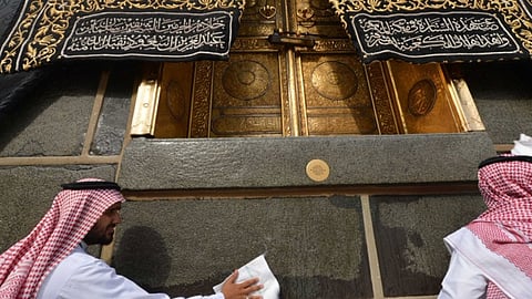 بدء أعمال الصيانة الدورية لعناصر الكعبة المشرفة