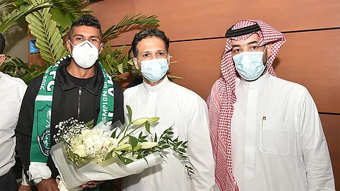 بالصور.. متوسط ميدان برشلونة السابق في جدة.. واستقبال حاشد من جماهير «الراقي»