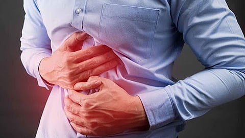 9 أطعمة ومشروبات شائعة يمكن أن تسبب آلامًا بالمعدة