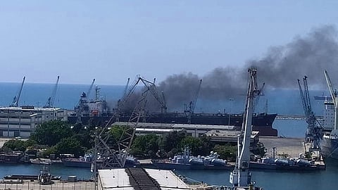 حريق في ناقلة نفط إيرانية داخل مرفأ اللاذقية السوري