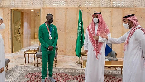 ولي العهد يُكرّم البطل الأولمبي طارق حامدي بعد فضية طوكيو