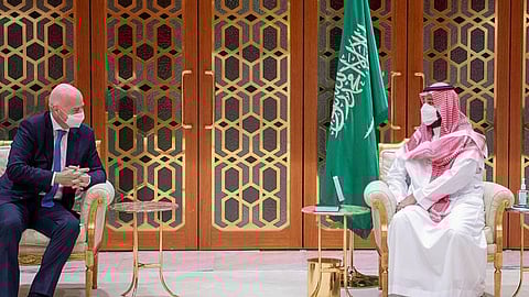 ولي العهد يبحث سبل التعاون مع «فيفا» و«كاف»