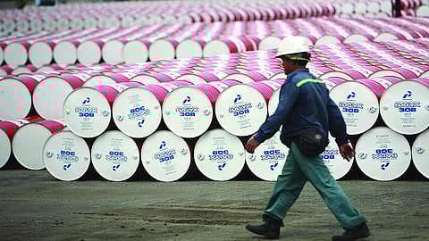 تراجع أسعار النفط بعد أنباء عن تواصل أمريكا مع أوبك بلس لزيادة الإنتاج