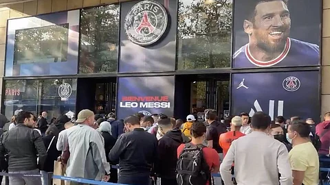 حمى ميسي تنتقل إلى باريس.. والمشجعون يصطفون على متجر النادي
