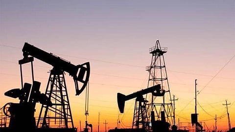 تعاملات الأربعاء.. قرار بايدن يُمكّن العقود الآجلة للنفط من استرداد خسائرها