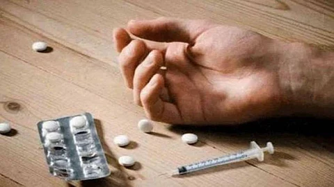 مدمن مصري يعتدي على زوجته ويجبر أطفاله على التسول