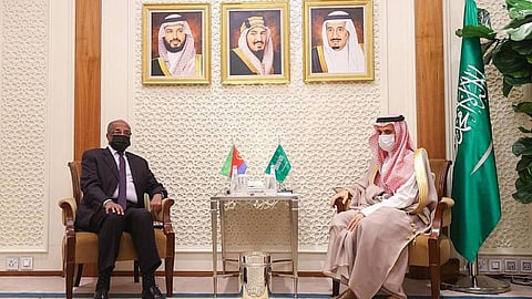 وزير الخارجية يبحث تعزيز العلاقات الثنائية مع نظيره الإريتري