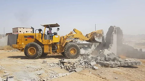 إزالة تعديات على أراضٍ حكومية في جدة