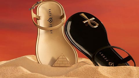 «كاتي بيري» تستوحي تصميم أحذية جديد من التاريخ الفرعوني