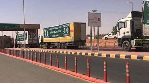 عبور 10 شاحنات إغاثية منفذ الوديعة في طريقها لمحافظات يمنية