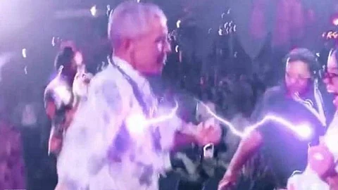 حفلة عيد ميلاد «أوباما» تتسبب في ارتفاع إصابات كورونا بجزيرة أمريكية
