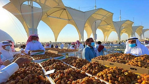 بالصور.. العربات الذكية تعزز النقل والبيع في موسم عنيزة للتمور