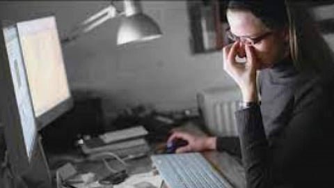 أطباء: 5 نصائح لحماية البصر عند استخدام الأجهزة الذكية