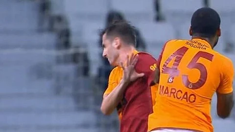 أحد لاعبي جالطة سراي يعتدي على زميله في افتتاحية الدوري التركي