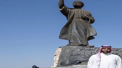 وزير الثقافة ينشر صورة خاصة بجوار «نصب المتنبي».. ويستشهد بـ«بيت شعر»