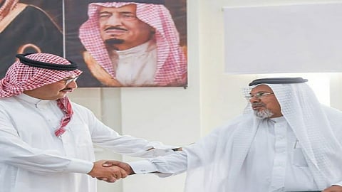 «محمد بن نورة» يقدم إسكان مؤقت لقوات أمنية بالعرين.. وأمير عسير يكرمه