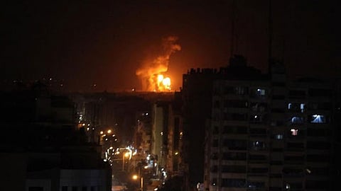 إصابة 42 فلسطينيًا بينهم 22 طفلًا وسط غارات إسرائيلية على غزة