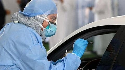 الإمارات تلزم الموظفين غير المحصنين بمسحة كل 48 ساعة