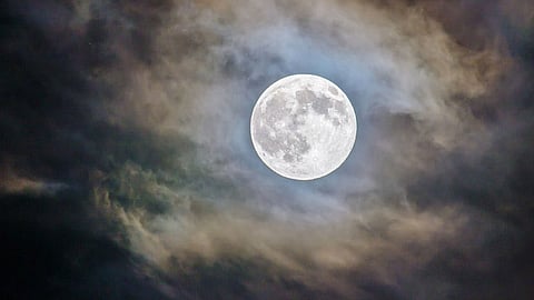 «فلكية جدة»: اكتمال قمر محرم بدرًا يزين سماء المملكة اليوم