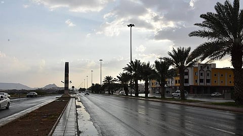 اليوم.. «الحصيني» يتوقَّع هطول أمطار ونشاطًا للرياح على مناطق عدة