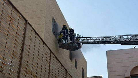 حريق بمنزل مواطن في جدة.. والدفاع المدني يتدخل لإنقاذه