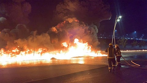 بالفيديو:«مدني مكة» يُباشر حريقًا اندلع بناقلة وقود.. ولا وجود لإصابات أو وفيات