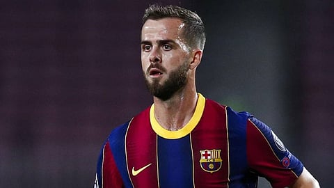 صراع إيطالي ثلاثي على التعاقد مع نجم وسط ميدان برشلونة