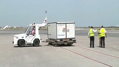 وصلت ضمن الدعم السعودي.. بدء نقل لقاحات كوورنا إلى مستشفيات تونس
