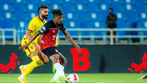 الرائد يخطف وصافة الدوري مؤقتًا بهدفين في الحزم