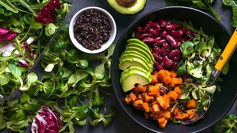 «الصحة» توجه 10 إرشادات غذائية مهمة لمن يتبع النظام النباتي