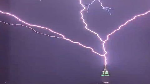 مشهد مبهر.. البرق يضرب برج الساعة بمكة