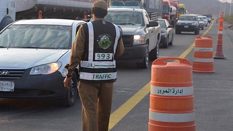 قائد مركبة يسير بطريقة مخالفة في جدة.. «والمرور» يتدخل