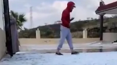 حول المنطقة للوحة بيضاء.. مقطع يوثق تساقط البرد بكثافة في أبها