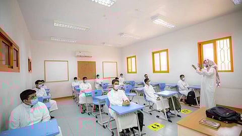 بالصور.. في أول يوم دراسي.. التعليم: «اشتقنا لكم.. معًا نبدأ بكم»