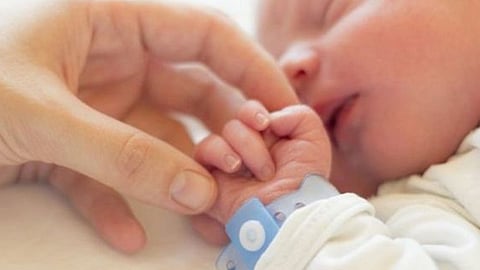 بالفيديو.. هل ينقل الأطفال الرضع المصابون بكورونا العدوى.. الصحة تجيب؟