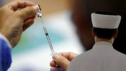 لقاح كورونا «حرام».. فتوى تركية تثير الجدل وصاحبها يرفض التراجع
