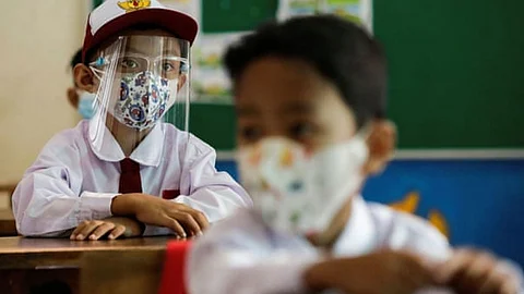 بعد العودة الحضورية للدارسة.. 5 نصائح تعزز مناعة طفلك