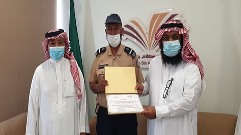 تكريم موظف أمن صناعي حرص على تطبيق الاحترازات الوقائية بوادي الدواسر