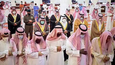 بالصور.. أمير الرياض بالنيابة يؤدي صلاة الميت على الأميرة جواهر بنت عبدالعزيز بن عبدالله