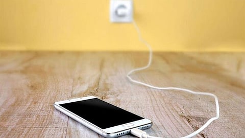 وداعًا للشاحن.. ابتكار تكنولوجيا توفر الكهرباء للهواتف عبر الهواء