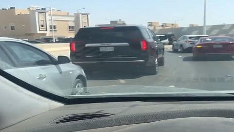 زحام وعشوائية تغلق أحد منافذ أحياء الرياض خلال خروج الطلبة.. والمرور يتفاعل