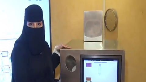 بالفيديو.. مخترعة سعودية تبتكر آلة رقمية لفرز العلب البلاستيكية