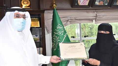 متطوعة تزيل الكتابات من على جدران مبنى تعليمي.. وأمانة تبوك تكرمها